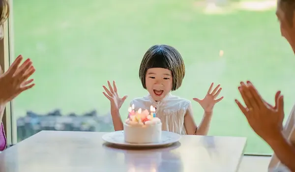 Anniversary 특별 기념일에 호텔 메이드 케이크